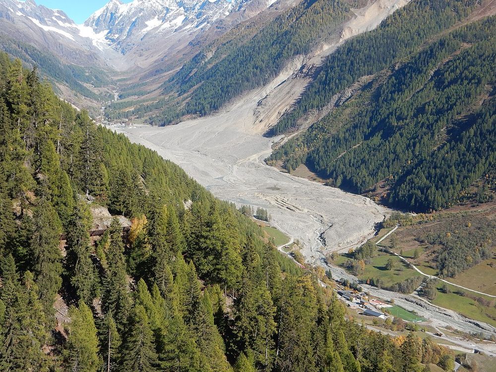 The debris in the Lötschental in October 2025, seen from the Lauchernalp cable car.