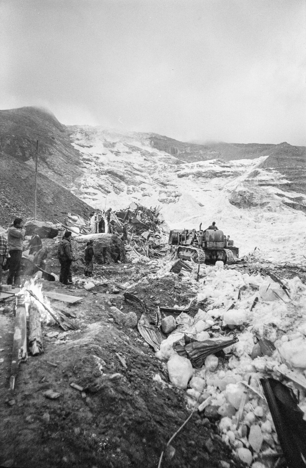 The site after the break-off of the Allalin Glacier, September 1965: the path of the ice and the cleared barracks area. Photo: Comet Photo AG, ETH Library.