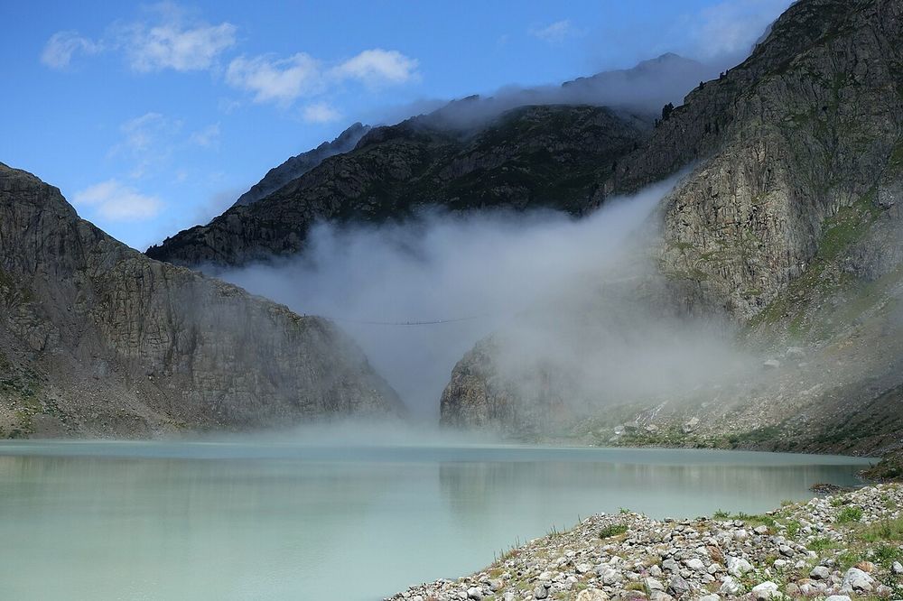 The glacier foreland and the Triftsee in 2019, with the suspension bridge in the background.