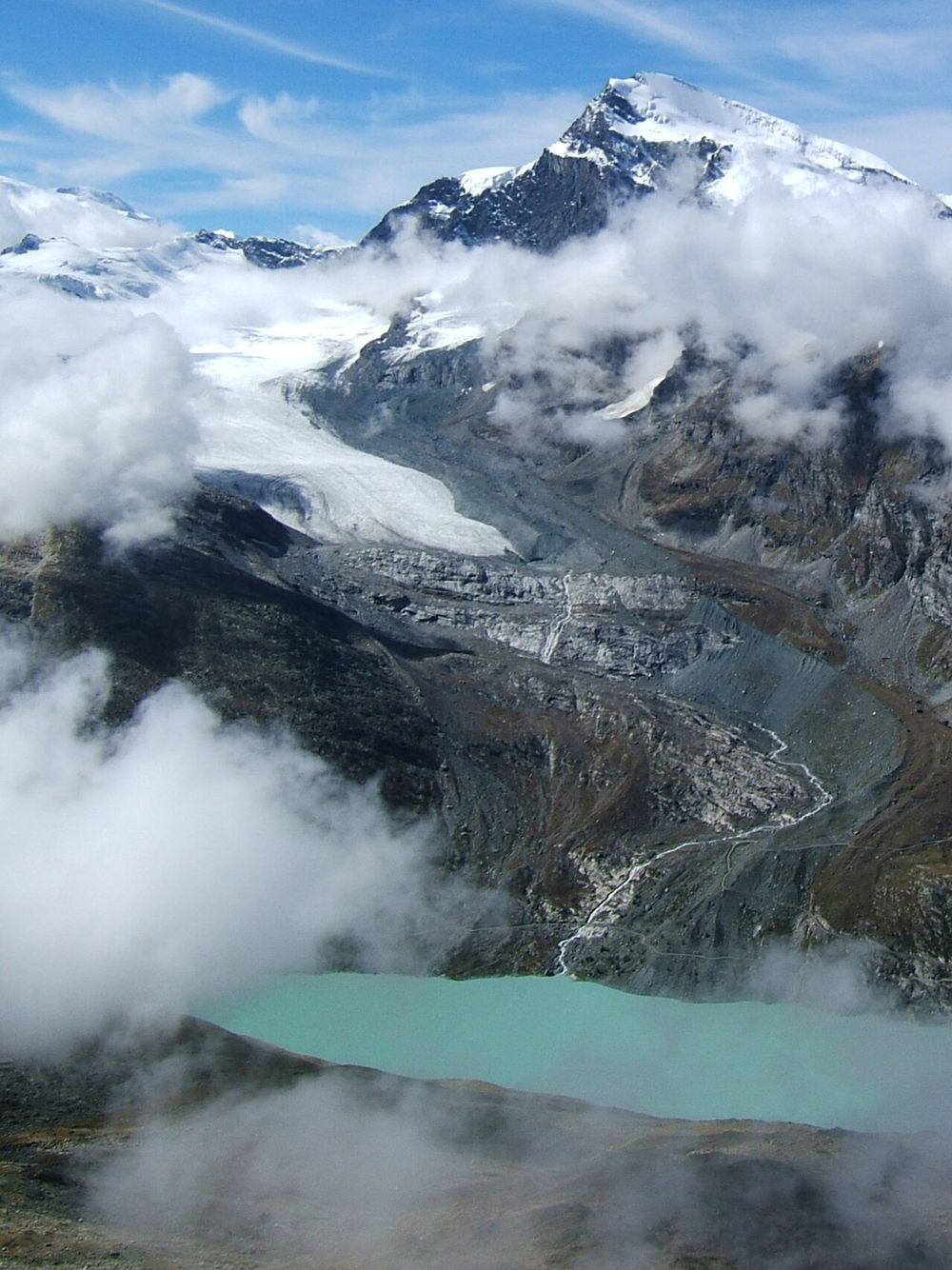 Schwarzberggletscher zentral.
